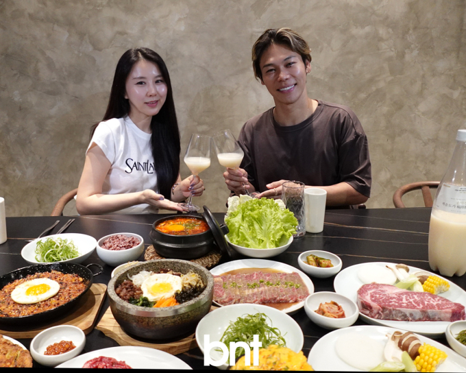 【地球村Kグルメ⑧】渡辺謙＆渡辺大、マニラで韓国料理に舌鼓…「WOORI」で分かち合った味と絆