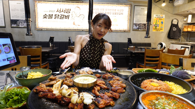 食にこだわる女優イェ・ジウォンのグルメ旅…「絶対行くべき名店3選」① 炭火の香りで済州を味わう『ソソバン炭火タッカルビ 済州本店』