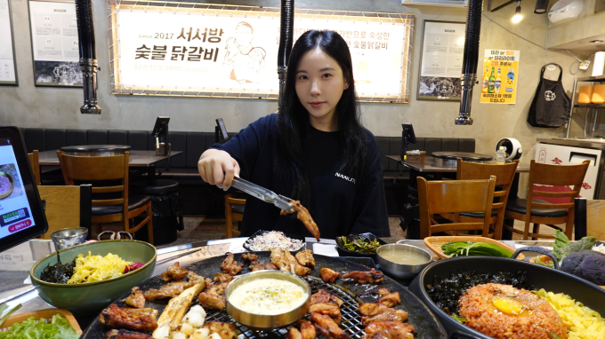 食にこだわる女優イェ・ジウォンのグルメ旅…「絶対行くべき名店3選」① 炭火の香りで済州を味わう『ソソバン炭火タッカルビ 済州本店』