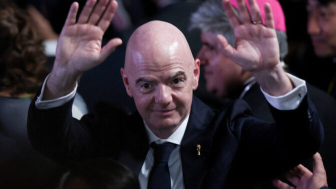 「平和的に去るか、引きずり出されるか」FIFAインファンティーノ会長の退陣を巡る熾烈な争いが勃発