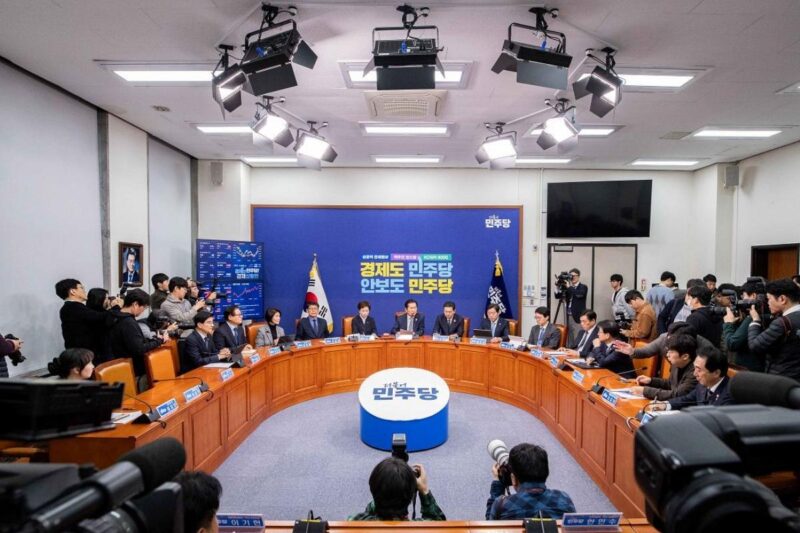 イ氏、支持率急落で窮地に…過去最低を記録