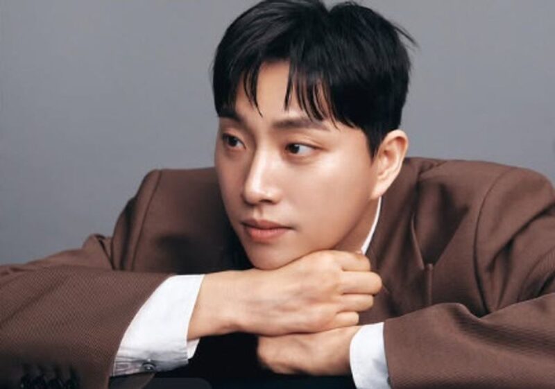 SHINHWA キム・ドンワン、車椅子YouTuber擁護で批判殺到！釈明も逆効果に「じっとしていればいいのに」冷ややかな世論