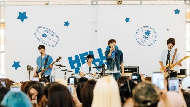 FNCの新人バンドAxMxP、タイムズスクエアを青春の熱気で包む！スペシャル路上ライブを盛況のうちに終了