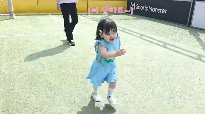 パク・スホン、22か月の娘に「英語・美術・サッカー」を学ばせる…円満な家族の日常に注目