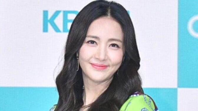 「お母さん、しっかり生きていくから」女優ユン・ヘヨン、すい臓がんで逝去した最愛の母を思い涙の告白「見せてあげたかった…」