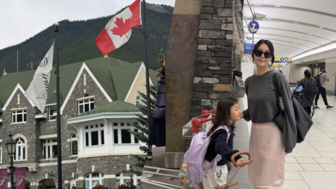 ハン・ジヘ、娘とカナダ旅行へ…バンフの絶景の中で過ごす母娘の穏やかな日常