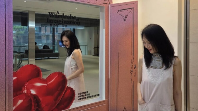 チェ・シラ、娘との特別な展示会デート…「想像力のクローゼット」で触れたファッションの軌跡