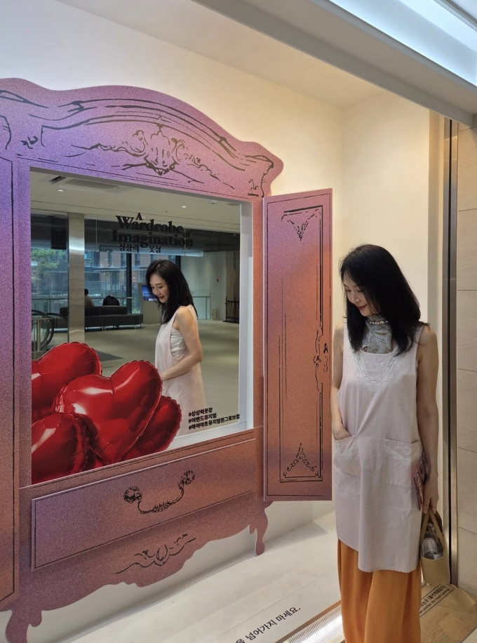 チェ・シラ、娘との特別な展示会デート…「想像力のクローゼット」で触れたファッションの軌跡