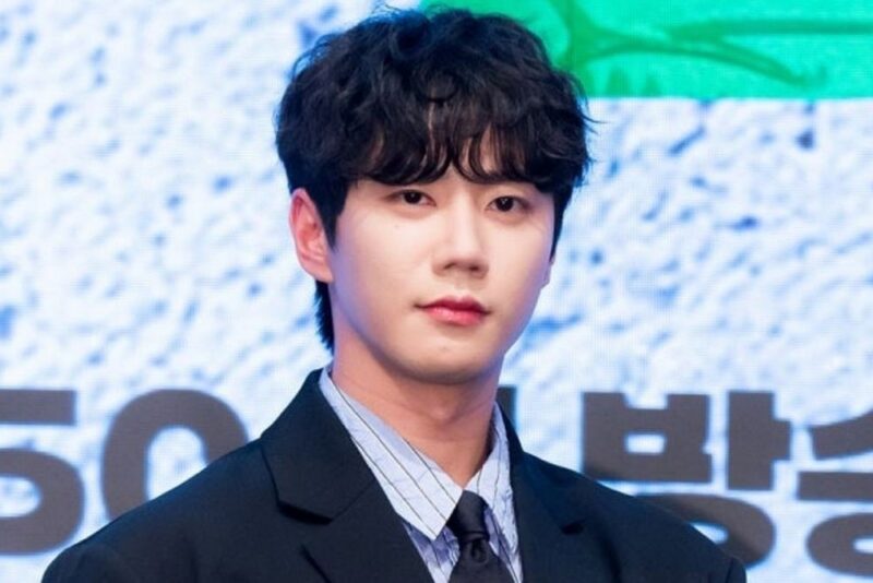 「29歳」イ・ジュニョン、入隊から1か月で“M字ハゲ”疑惑を呼んだ写真2枚…「やっぱりイケメン」