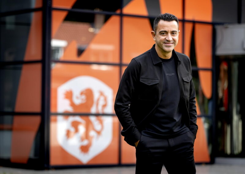「オランダはサッカーの大学」シャビ新監督が就任会見で明かした哲学と野心