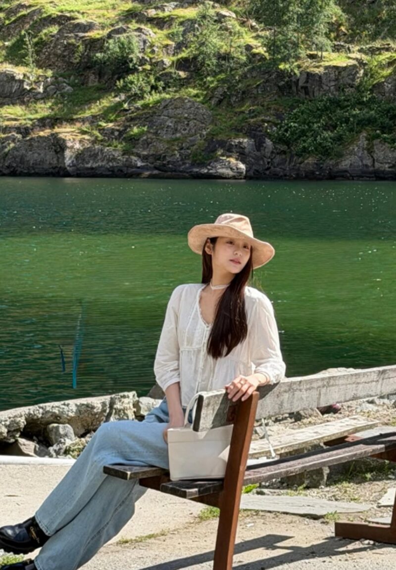 「ママ、キムチ？」…“母を侮辱”騒動の女性スター、3ヶ月ぶり→ノルウェーで激写される
