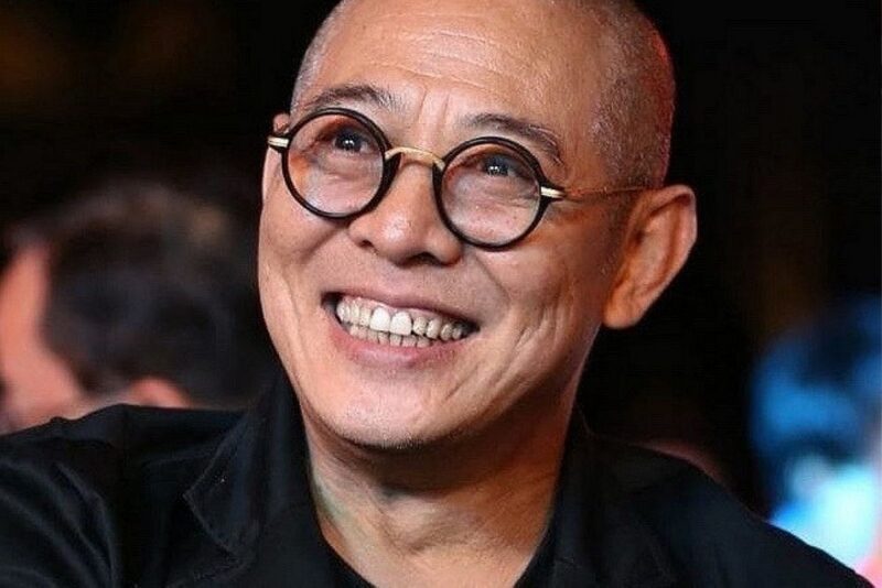 「63歳」ジェット・リー、死亡説から1年…ふさふさ黒髪＆セルフレーム眼鏡で別人級の変貌