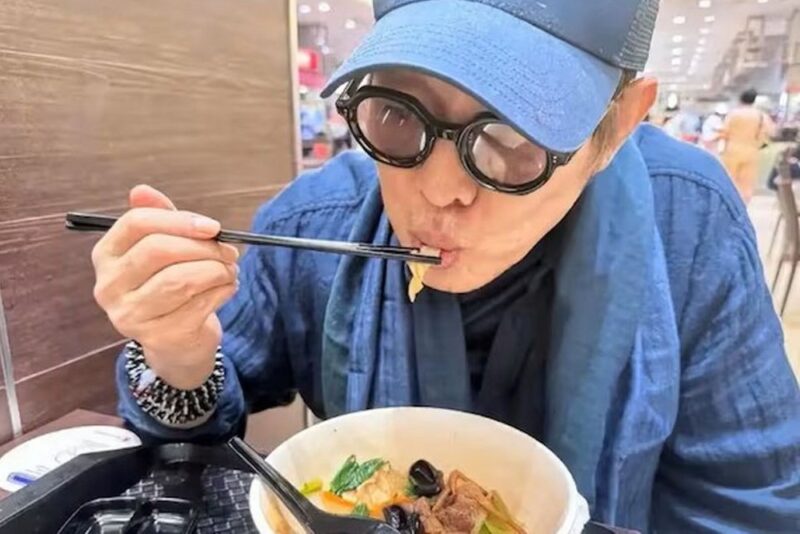 「63歳」ジェット・リー、死亡説から1年…ふさふさ黒髪＆セルフレーム眼鏡で別人級の変貌