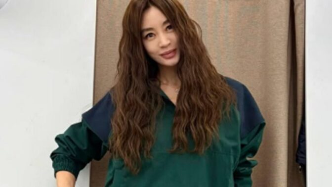 奇跡の55歳！キム・ヘス、超ミニレザースカートを完璧に着こなし“バービー人形”級の美脚を披露！圧倒的なプロポーションに大絶賛の声
