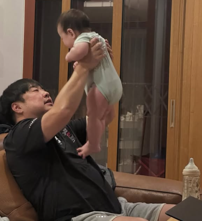 イ・ウンヒョンと結婚のカン・ジェジュン、「パパがこうやって育てたんだぞ」愛情あふれる育児姿を公開