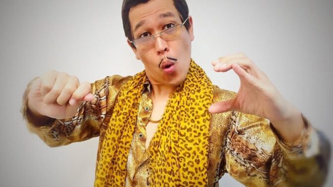 「PPAP」ピコ太郎、1年で80曲発表という怒涛の活動の裏で…「痛風＆膝の負傷」に襲われていた壮絶な近況を告白
