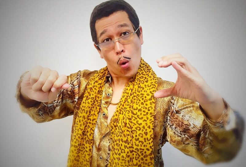 「PPAP」ピコ太郎、1年で80曲発表という怒涛の活動の裏で…「痛風＆膝の負傷」に襲われていた壮絶な近況を告白