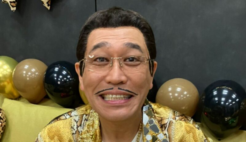 「PPAPおじさん」ピコ太郎、1年に80曲発表→暴風のように活動していたのに…“痛風・膝の負傷”悲しい近況