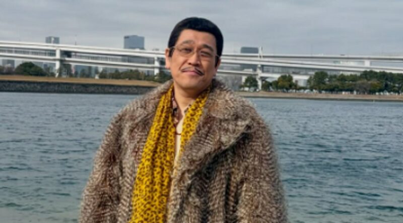 「PPAPおじさん」ピコ太郎、1年に80曲発表→暴風のように活動していたのに…“痛風・膝の負傷”悲しい近況