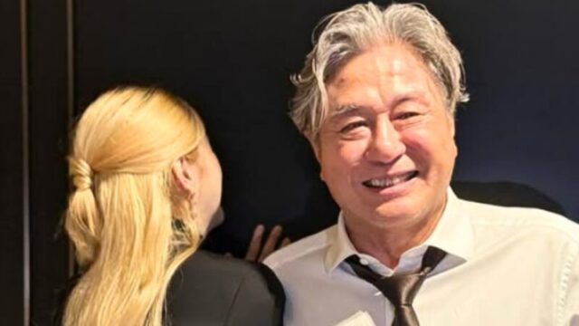 64歳チェ・ミンシクが32歳年下ハン・ソヒの肩に…満開の笑顔で魅せる最高ケミ