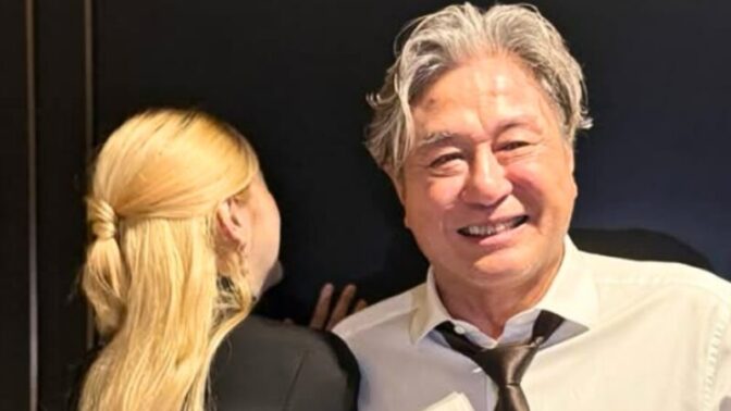 64歳チェ・ミンシクが32歳年下ハン・ソヒの肩に…満開の笑顔で魅せる最高ケミ