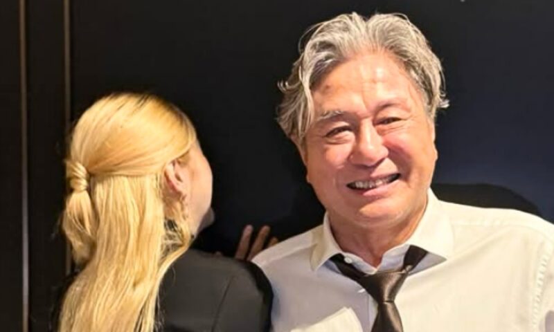 64歳チェ・ミンシクが32歳年下ハン・ソヒの肩に…満開の笑顔で魅せる最高ケミ