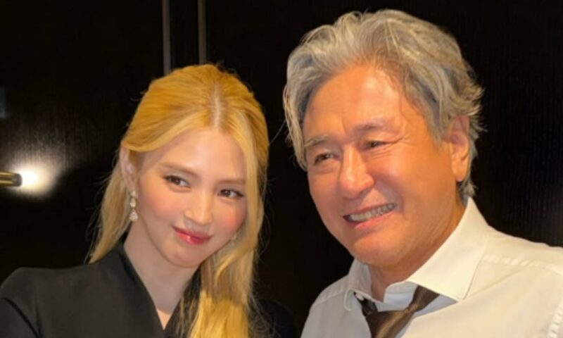 64歳チェ・ミンシク、32歳年下の女優に肩を貸した…満開の笑顔