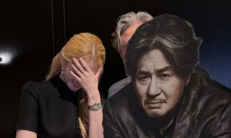64歳チェ・ミンシク、32歳年下の女優に肩を貸した…満開の笑顔