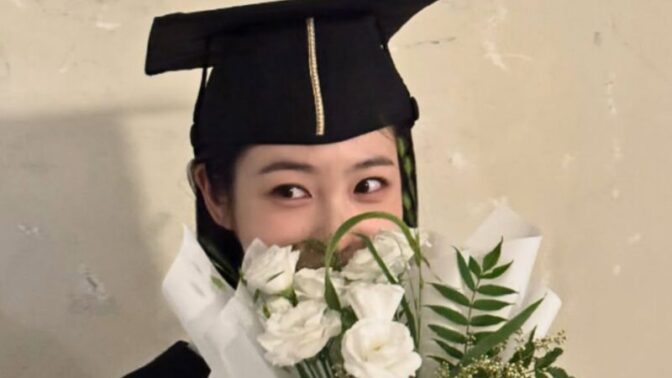 女優シン・イェウン、入学から10年で成均館大学を遂に卒業！「アンモナイトの卒業」と自虐を交え笑顔で報告