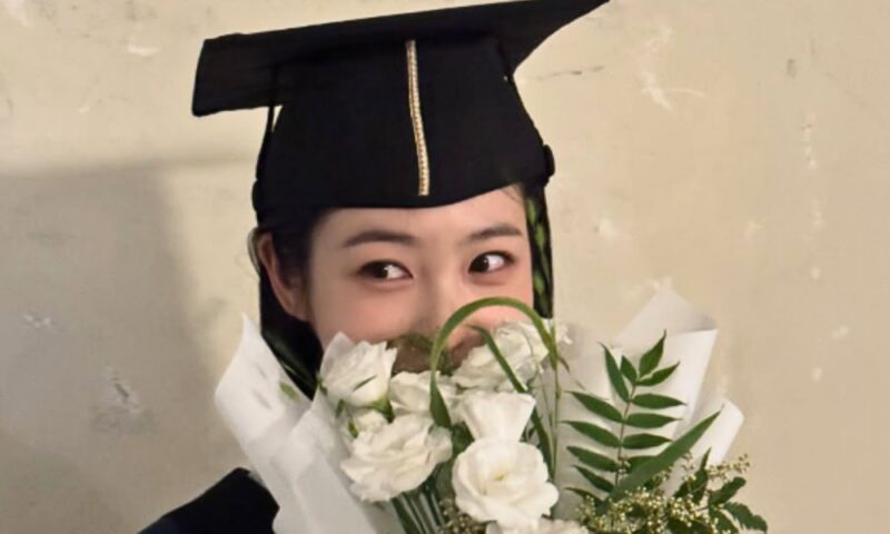 人気女優、成均館大に入学して10年でついに… “アンモナイトの卒業”を自祝
