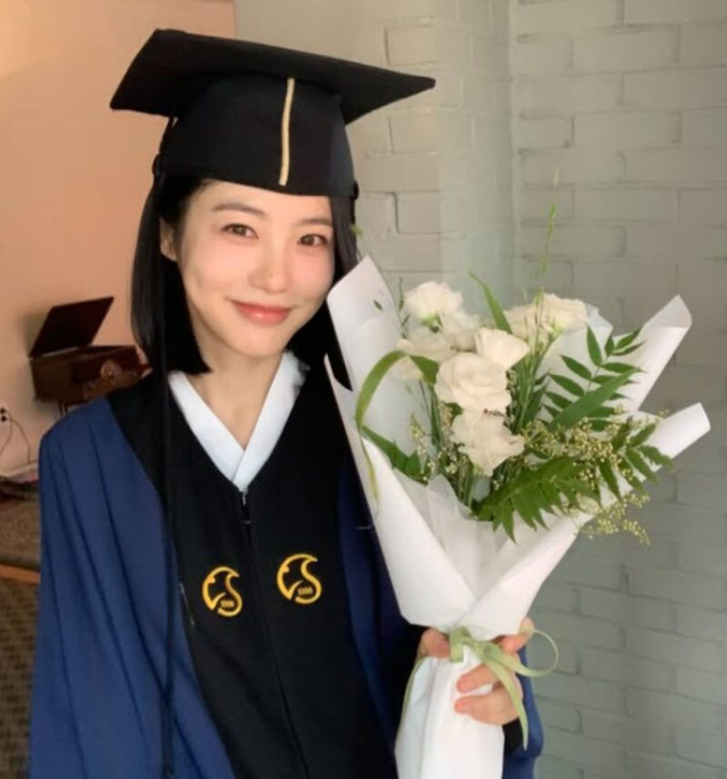 人気女優、成均館大に入学して10年でついに… “アンモナイト의の卒業”を自祝