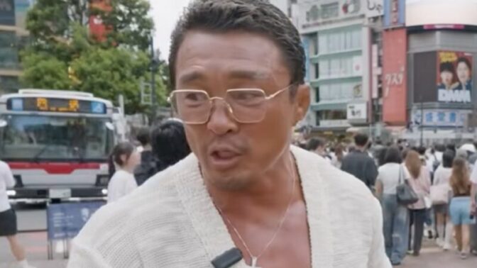 秋山成勲、日本で横行する“ぶつかり魔”成敗へ！ラッパーSwingsと渋谷パトロールも…まさかの結末に「体が大きすぎて避けられた？」