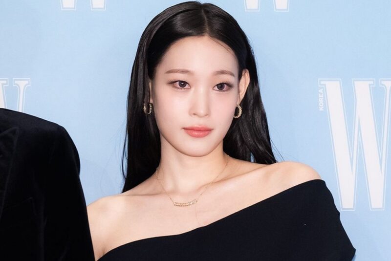 ‘재벌 3세’ 女가수, 美 명문대 졸업 후 ‘이코노미→비즈니스석’ 승격…여유가 ‘뚝뚝’ 