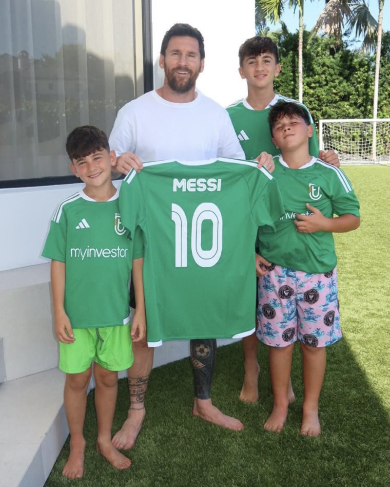 「サッカーの神」が4ゴール翌日に「オーナー」の顔…メッシ、3人の息子とスペイン5部コルネジャのユニフォーム姿を披露