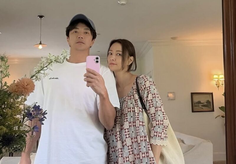 ソン・テヨン、夫クォン・サンウと超密着の鏡セルカ！結婚18年目とは思えないラブラブぶりに大反響「夏の終わりに」