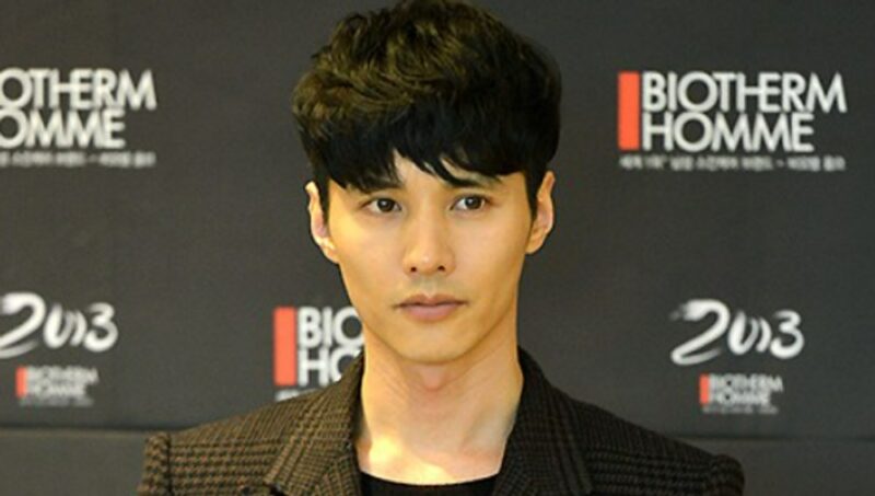 ’48세’ 원빈, 15년 전 앳된 미모 포착…회색 티 한장 입었을 뿐인데 화보인 줄 