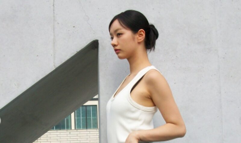 「お腹の肉」騒動を堂々克服！ヘリ、再び見せた「大胆なウエスト見せ」でキュートなダンスを披露