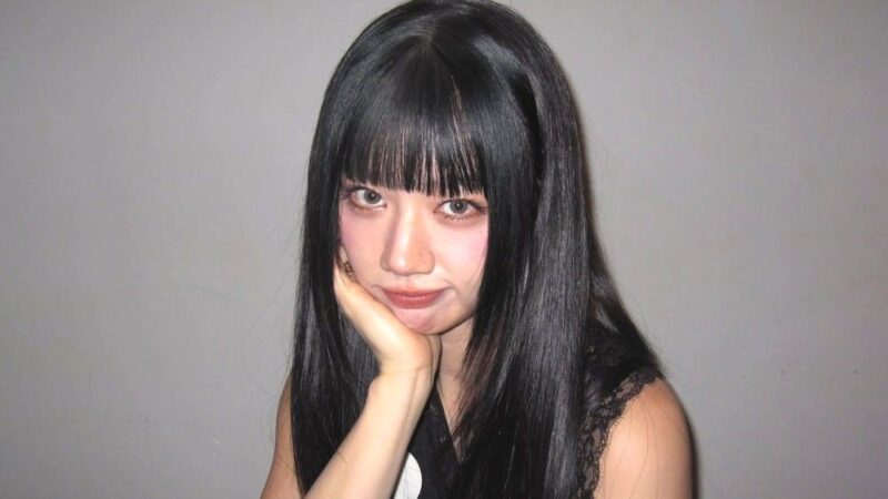 「お腹の肉」騒動を堂々克服！ヘリ、再び見せた「大胆なウエスト見せ」でキュートなダンスを披露