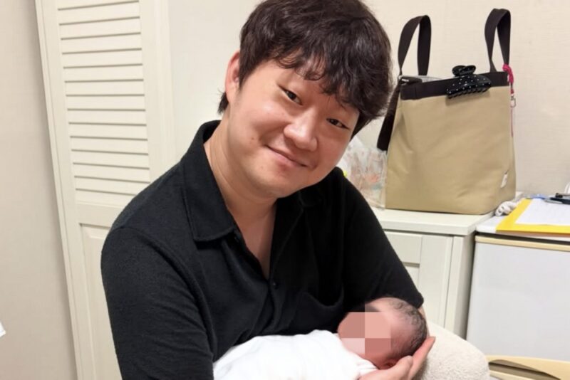 パパにそっくり!「9歳年下妻♥」チョン・ジェヒョン、生後50日の息子との仲睦まじいツーショット