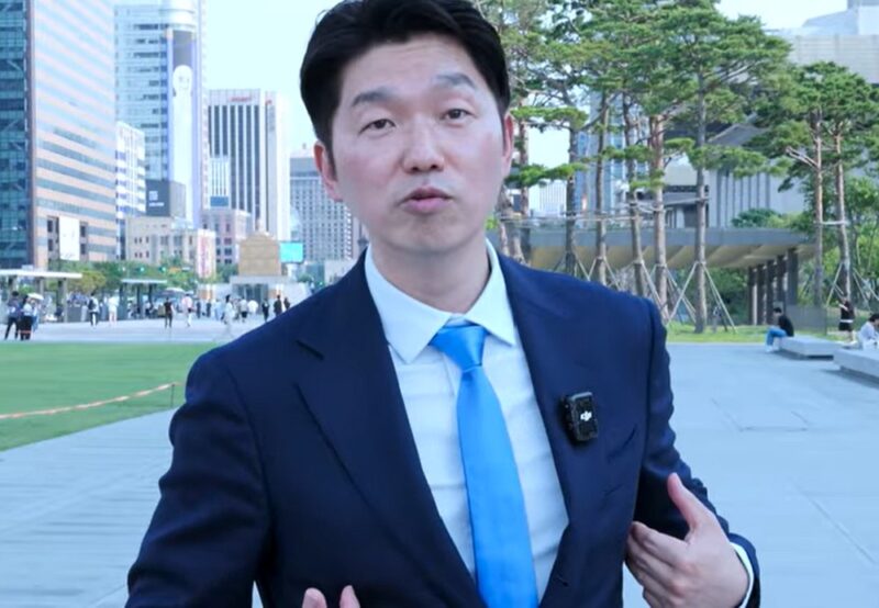 「離婚熟慮キャンプ」出演のパク・ミンチョル弁護士、18年勤めた大手キム&チャンを退所。「企業の傍ではなく、人の傍に立ちたい」