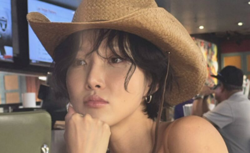 “아빠 팬티 입은 줄”…美서 파격 반바지 차림으로 포착된 女가수 정체 