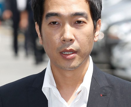 コ・ヨンウク、イ・ミンジョン＆イ・ビョンホン夫妻を批判「芸能人ごっこに心酔」