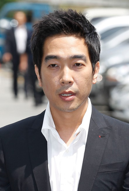 コ・ヨンウク、イ・ミンジョン＆イ・ビョンホン夫妻を批判「芸能人ごっこに心酔」