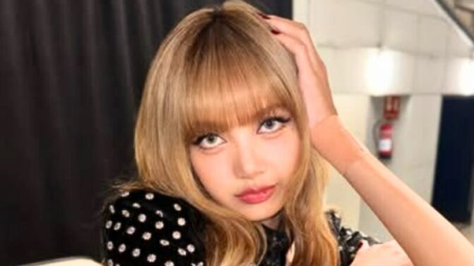 デビュー10年目のBLACKPINKリサ、カナダのドキュメンタリーで衝撃の告白…「K-POPは恋愛禁止、秘密のデートをしていた」