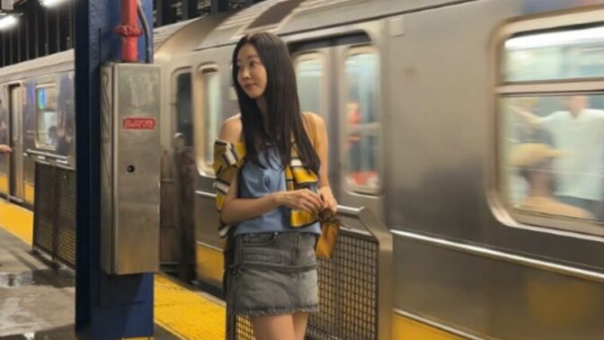 「6億円マンション差し押さえ」の人気女優、米地下鉄で激写された姿が「まるで大学生」と話題に