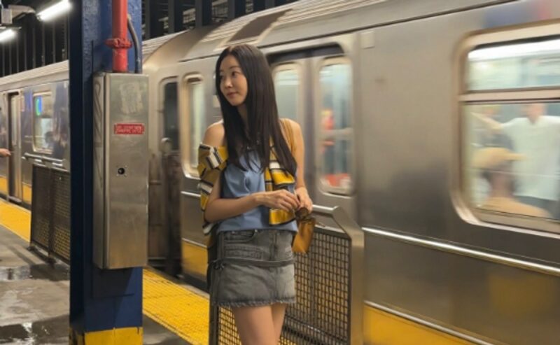 「6億円マンション差し押さえ」の人気女優、米地下鉄で激写された姿が「まるで大学生」と話題に