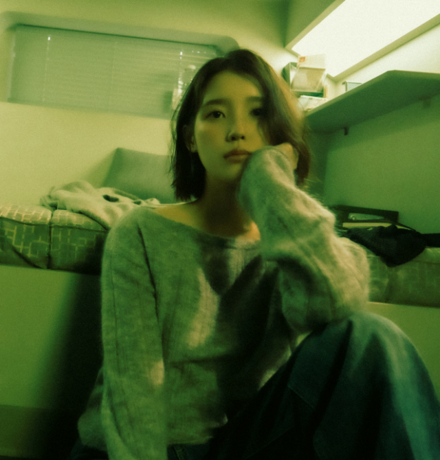 IU、ロングヘアはどこへ…ショートボブへの大胆イメチェンで雰囲気が激変