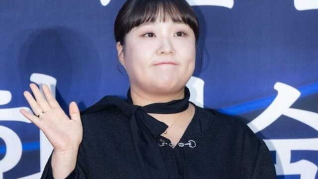 「政治色の議論」イ・スジ、1ヶ月ぶりの復帰で屈辱…再生回数が200万から10万へ激減