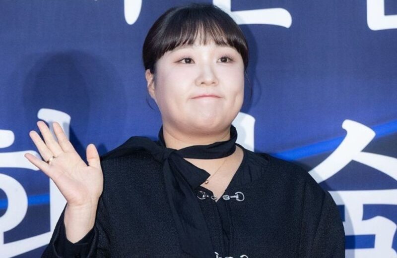 「政治色の議論」イ・スジ、1ヶ月ぶりの復帰で屈辱…再生回数が200万から10万へ激減