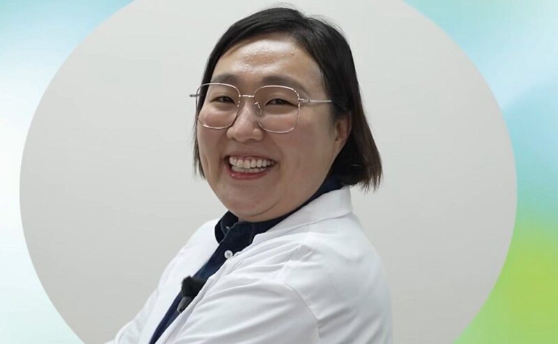 「政治色の議論」イ・スジ、1ヶ月ぶりの復帰で屈辱…再生回数が200万から10万へ激減